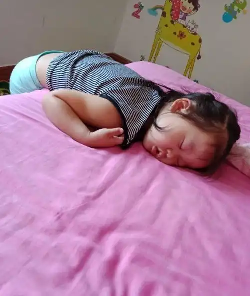 组图宝宝搞笑睡姿大比拼,哪张你觉得最好笑  组图宝宝搞笑睡姿大比拼,哪张你觉得最好笑