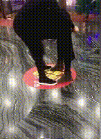  搞笑gif趣图美女,你游泳的姿势好特别,平时怎么训练的