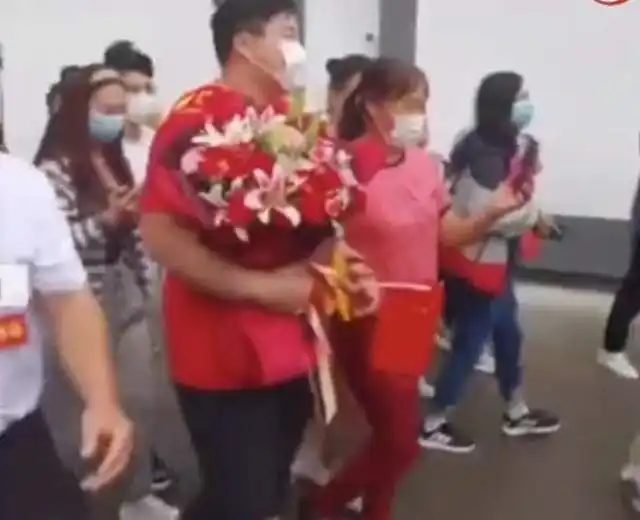  衣锦还乡巩立姣回石家庄全村敲锣打鼓冒雨迎接,村民一路追着合影