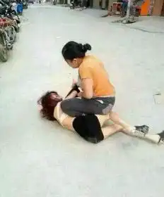  曝南京酒吧原配抓小三却被小三扒光扔街头图