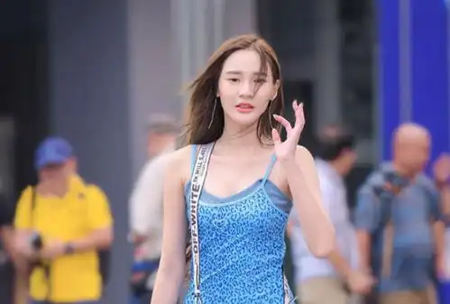  gif搞笑段子朋友小李结婚,司仪问小李跟新娘你们俩谁先追的谁呀