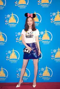  组图王珞丹亮相迪士尼扮米奇与唐老鸭比肌肉