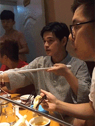  搞笑gif妹子,喝多了就回家吧,不要在这显摆了