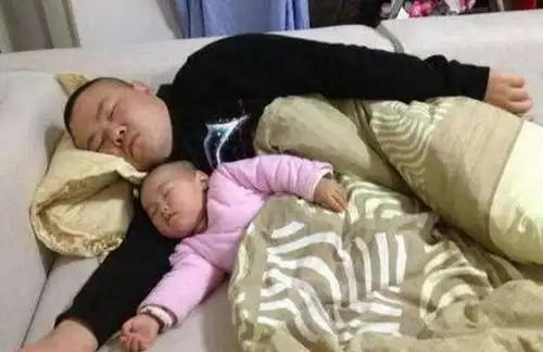  宝宝们奇葩睡姿爆红,岳云鹏家的最搞笑,网友难怪中国人会功夫