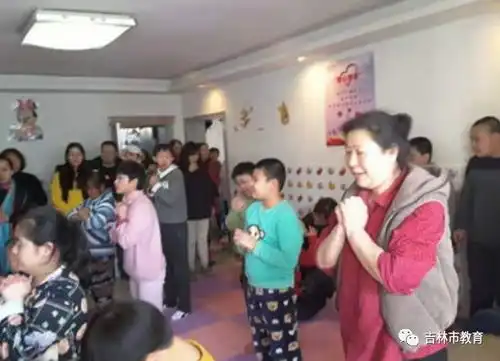  爱心市第二实验小学的小志愿者这样帮助她