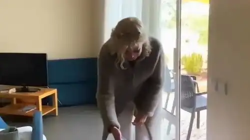 国外疫情期间,美国婆婆录下老公打呼噜的声音,下一秒太好笑  国外疫情期间,美国婆婆录下老公打呼噜的声音,下一秒太好笑