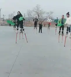  妹子,你们这打麻将可真是敬业啊,蹲着不觉得累吗