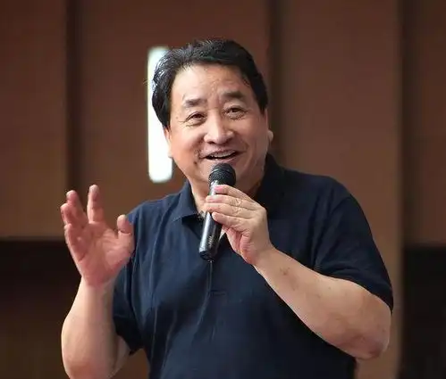  27年前,姜昆不顾妻子反对收养的4岁遗孤,如今成了他们的骄傲