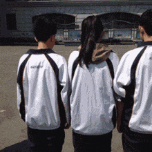  搞笑gif段子编辑这位同学,你跟妹子比腕力竟然还赢不过人家,你用行动证明