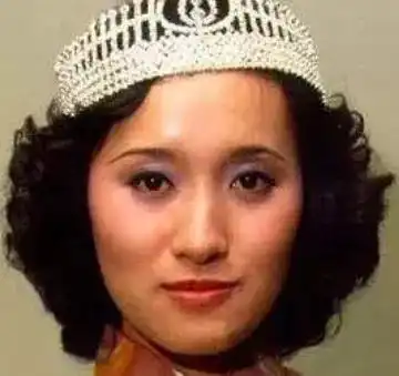  他是香港一代幽默祖师,被誉为喜剧电影的中流砥柱