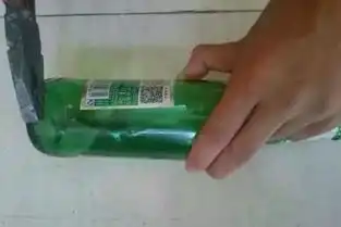  穷小子竟然用啤酒瓶给女友做出了翡翠戒指