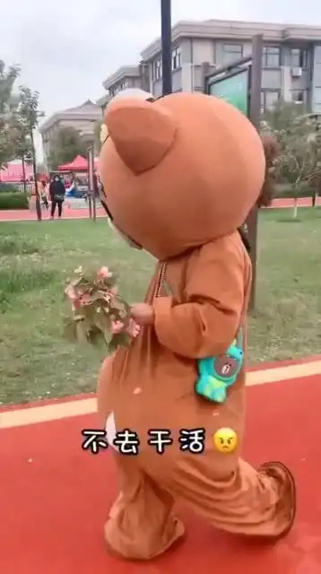  网红熊日常搞笑这个新娘子为什么这么高兴呢