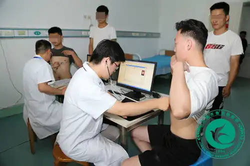  济南市历城区2019年征兵体检第一天近百名热血男儿接受考验