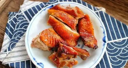  硬菜烤鸭腿,金黄发亮油润诱人,一上桌就被抢光