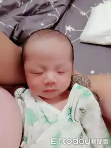  小孩吃饱就乖乖睡她给天真爸震撼教育亲自带儿一天累瘫趴床照笑炸