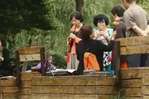 56岁大妈清晨在公园与61岁大爷舌吻,双眼紧闭主动迎合,神情陶醉  56岁大妈清晨在公园与61岁大爷舌吻,双眼紧闭主动迎合,神情陶醉