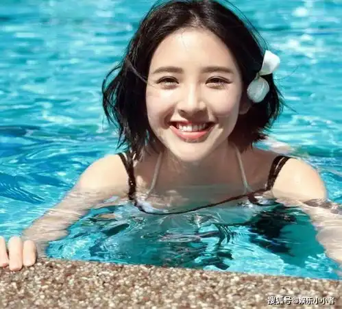  唐艺昕晒孕期游泳照片摆出可爱造型少女感满满