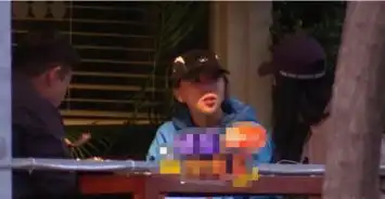 窦靖童与朋友室外约吃饭遇乞讨老太大方施舍  窦靖童与朋友室外约吃饭遇乞讨老太大方施舍