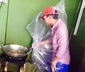  搞笑图片,这么做饭,能把自己给憋死呀