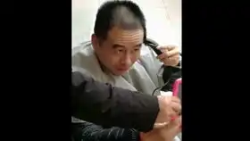  舅舅我要上热门搞笑正月剪头发,吓坏舅舅了把这条视频转发给你舅舅,你会回来感谢我的