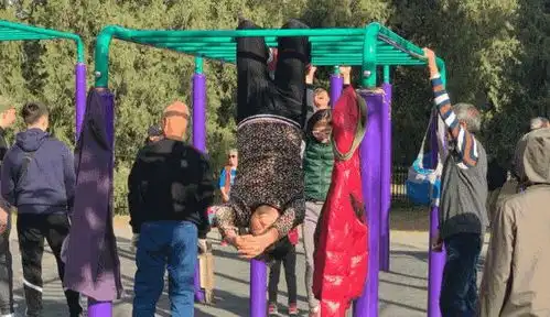 看了这些公园大爷大妈们的健身照片,我惊呆了  看了这些公园大爷大妈们的健身照片,我惊呆了