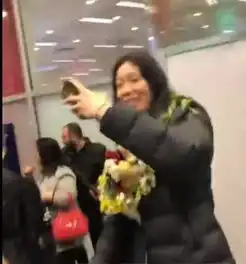  朱婷随队抵达土耳其,球迷敲锣打鼓迎接,她戴着花环笑意盈盈