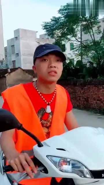  这个视频火了,小伙去拿快递,这名字起的有点好笑