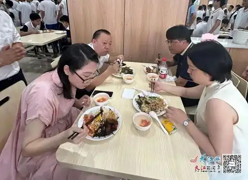 九江七中自办食堂第一天,全心全意为学生服务组图  九江七中自办食堂第一天,全心全意为学生服务组图