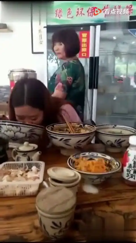 恶搞配音在朋友吃饭时间,用猪吃食的声音来恶搞,这配音太绝配了  恶搞配音在朋友吃饭时间,用猪吃食的声音来恶搞,这配音太绝配了