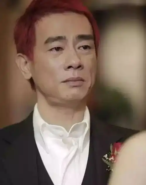  当男人上了年纪,可以学山鸡哥陈小春这么穿衣