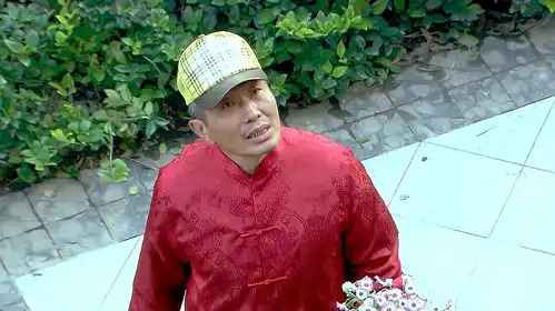  大爷说大妈穿的让人看着反胃,还让她提高素质,大妈的回答搞笑了