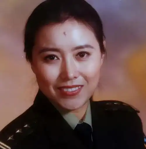  广东最美警花王菲,委身大老虎甘愿做情妇,敛财上亿双双落网