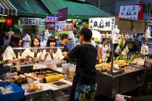  地摊金融沦为噱头贷款需要有房产,被城管驱逐就赔款