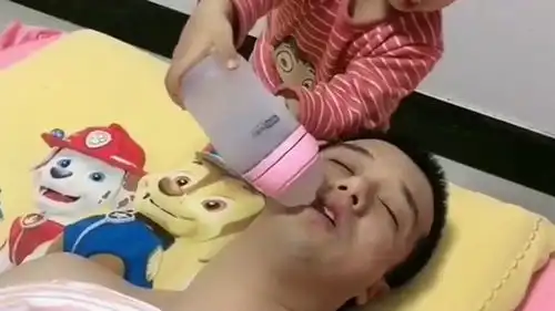  小伙睡觉打呼噜,女儿把自己的奶瓶放在爸爸嘴里,真是太搞笑了