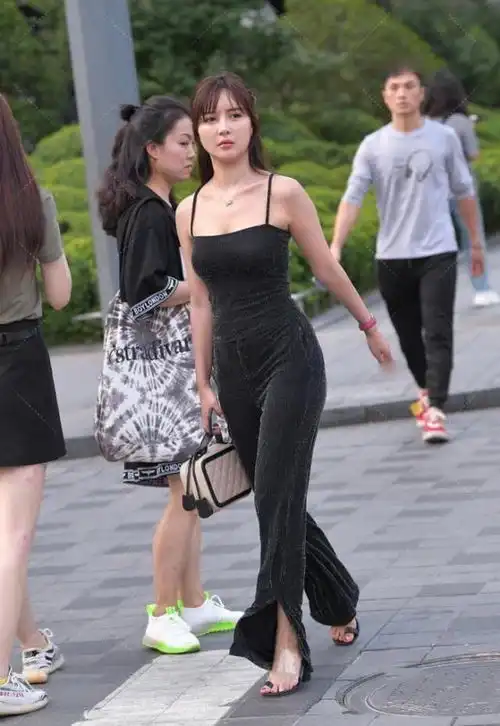  黑色套装长毛的材质,意外穿出潮流感