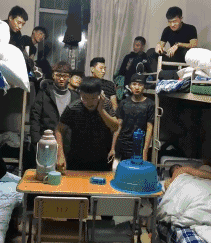 搞笑gif趣图每当想起女神正躺在别人的怀抱理,总是忍不住想哭