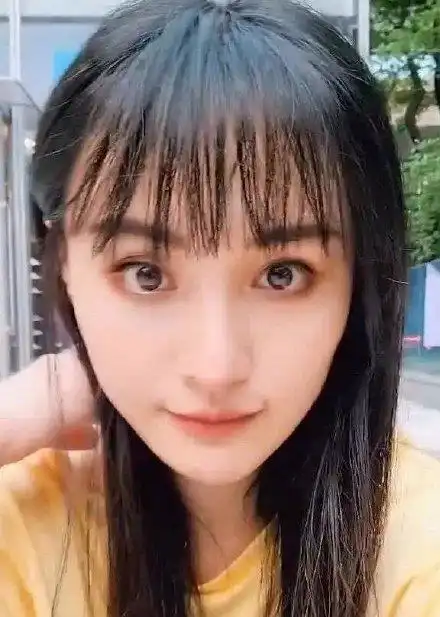  郑爽彻底放飞自我,街边人字拖随意拍,同款自拍动作像极了你