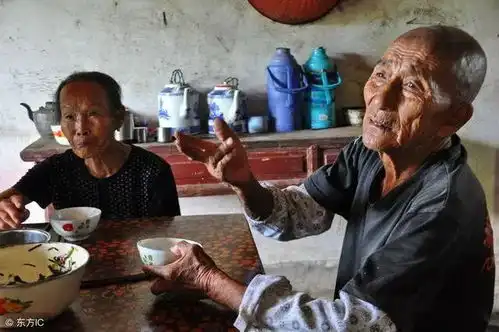 老汉夫妇每天去收废品补贴孙子日常开销却被儿媳骂不是个好东西  老汉夫妇每天去收废品补贴孙子日常开销却被儿媳骂不是个好东西