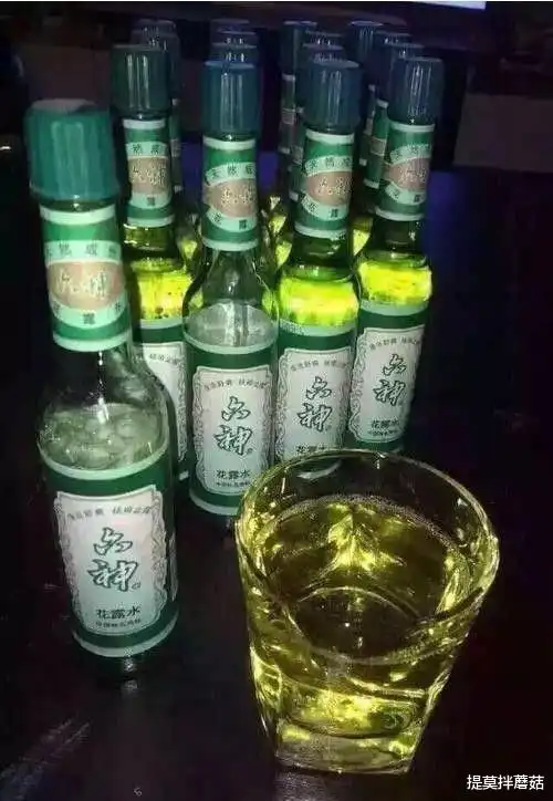  搞笑图片公司年会喝酒可以有多拼人家有专门的醒酒区和医疗队