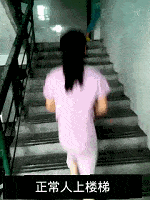  搞笑gif段子两位美女是双胞胎吗