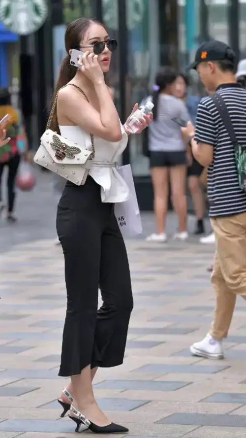  街拍丨美女上衣设计有趣,乍一看是两片布用绳子裹着的