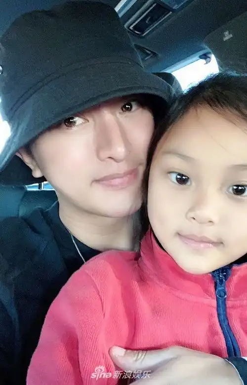 贾乃亮带甜馨与爷爷奶奶吃饭  贾乃亮带甜馨与爷爷奶奶吃饭