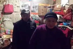 拾荒老人划伤私家车,女车主的反应让老人落泪了  拾荒老人划伤私家车,女车主的反应让老人落泪了