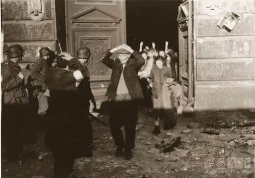  1943年德军镇压华沙起义犹太女子脱衣检查