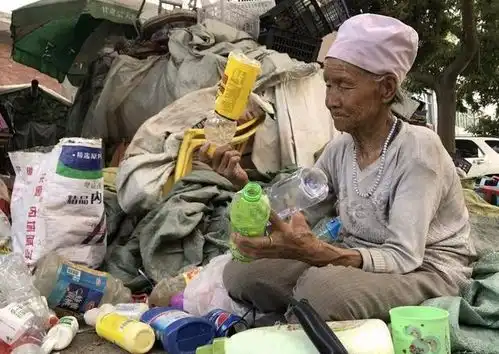 73岁老奶奶拉架子车捡破烂,就算不吃不喝儿子的医药费也要赞四年  73岁老奶奶拉架子车捡破烂,就算不吃不喝儿子的医药费也要赞四年