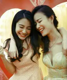 baby替杨幂庆生配图却裁掉倪妮粉丝用的我们的图  baby替杨幂庆生配图却裁掉倪妮粉丝用的我们的图