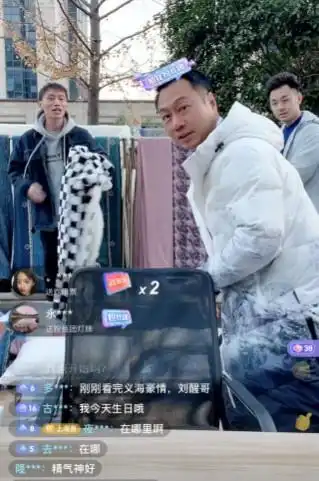  身价千万57岁富豪影帝黎耀祥,被曝摆地摊,卖床上用品
