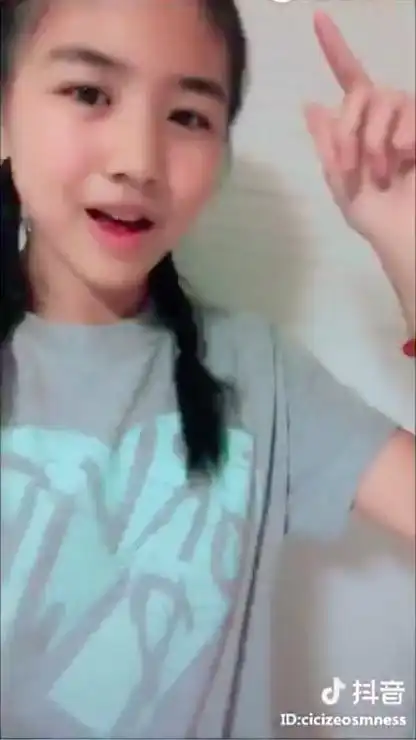  汪峰的女儿小苹果玩抖音,逗得章子怡哈哈大笑