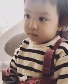  张震晒照为女儿庆生小源宝翻白眼表情搞怪