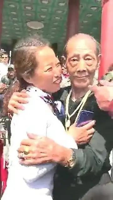 搞笑大爷和娇妻在广场跳舞,围观一大群吃瓜群众,这夫妻俩感情太好了  搞笑大爷和娇妻在广场跳舞,围观一大群吃瓜群众,这夫妻俩感情太好了